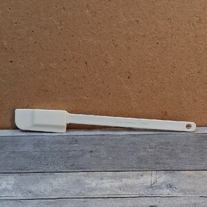 Pampered Chef White Silicone Spatula with Hanging Hole
